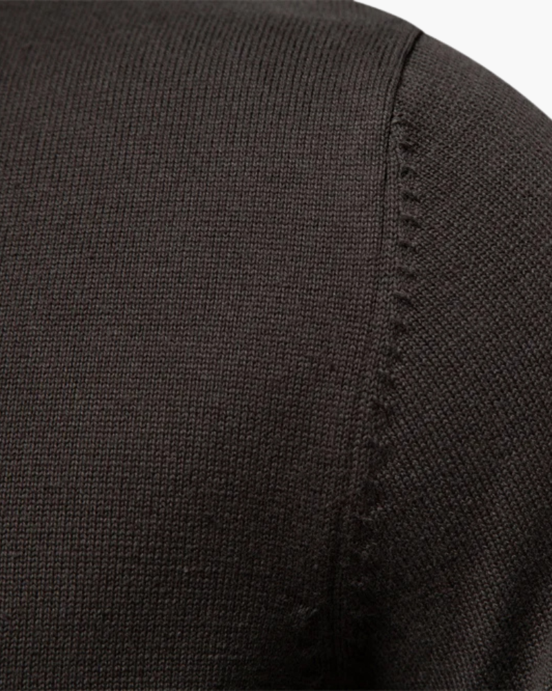 Bolsos discretos no cardigan masculino, ideais para funcionalidade sem perder o estilo clássico.