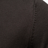 Bolsos discretos no cardigan masculino, ideais para funcionalidade sem perder o estilo clássico.