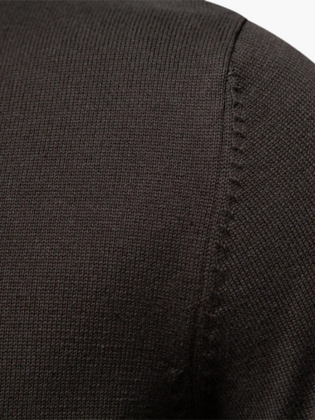 Bolsos discretos no cardigan masculino, ideais para funcionalidade sem perder o estilo clássico.