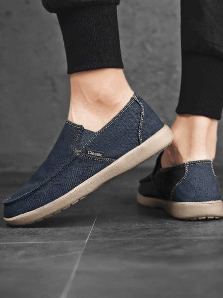 Tênis casual masculino bege com solado leve e design clássico