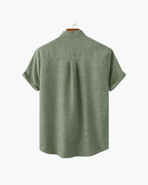 Vista traseira da camisa preta com estrutura minimalista, gola mandarim e caimento fluido para dias leves com sofisticação.