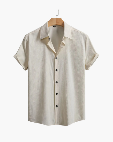 Camisa verde com lapela dobrada e textura refinada para visual sofisticado de verão.