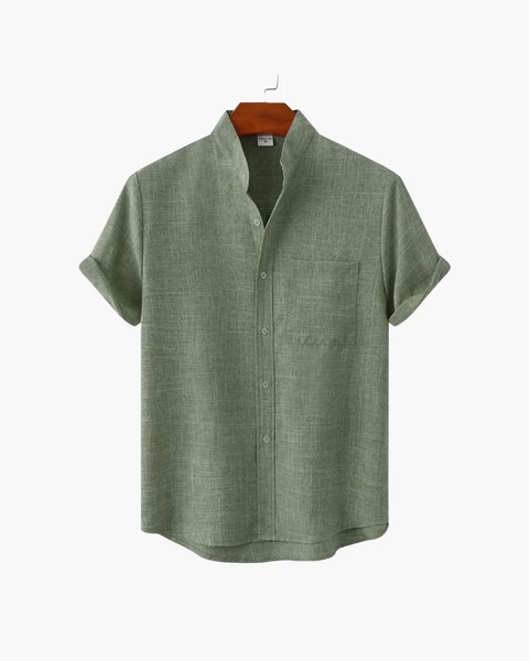 Vista frontal da versão verde da camisa com gola mandarim e botões elegantes. Perfeita para o casual refinado.