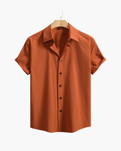 Camisa casual masculina verde com lapela dobrada e toque europeu clássico, ideal para verão sofisticado.