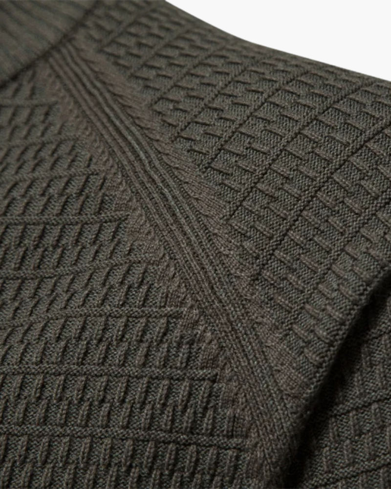 Visão frontal completa do cardigan abotoado, com estrutura simétrica e presença sofisticada.