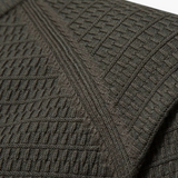Visão frontal completa do cardigan abotoado, com estrutura simétrica e presença sofisticada.