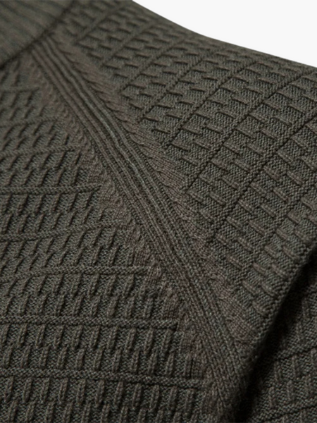 Visão frontal completa do cardigan abotoado, com estrutura simétrica e presença sofisticada.