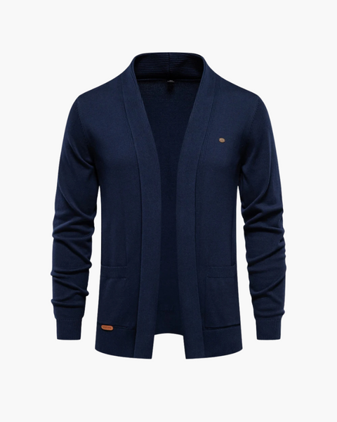 Modelo elegante de cardigan verde oliva, design old money com bolsos discretos e acabamento premium. algodão puro premium