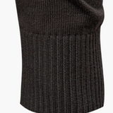 Modelo elegante de cardigan verde oliva, design old money com bolsos discretos e acabamento premium. classico old money estilo europeu, estilo nobre ingles