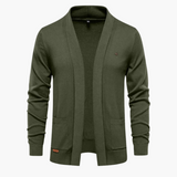 Close do ombro com costura refinada e tecido premium em algodão, estilo aristocrático discreto.
