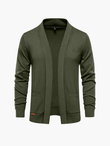 Close do ombro com costura refinada e tecido premium em algodão, estilo aristocrático discreto.