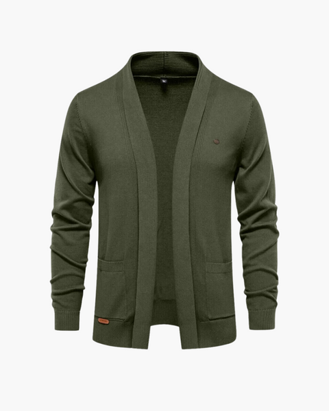 Close do ombro com costura refinada e tecido premium em algodão, estilo aristocrático discreto.