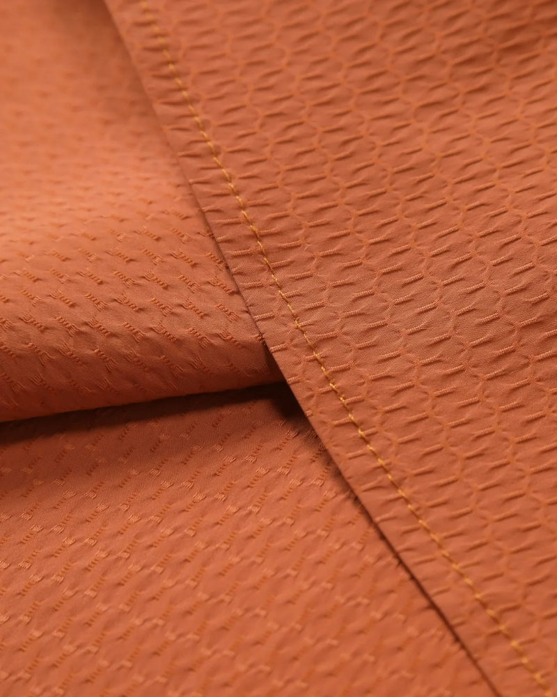 Roupa masculina casual com referência à moda europeia clássica e estilo Old Money moderno.
