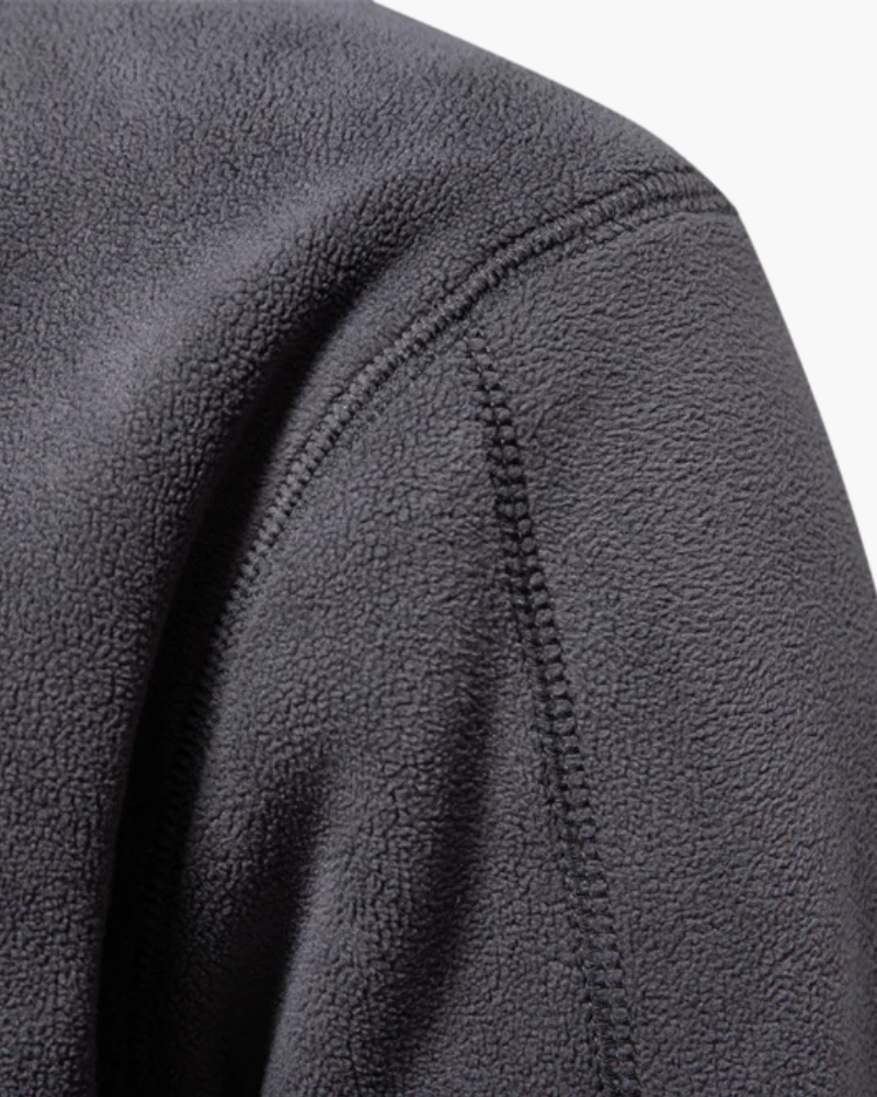 Casaco grosso de lã com zíper frontal e acabamento fino. Ideal para visuais sofisticados, discretos e atemporais.