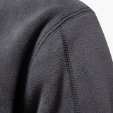 Casaco grosso de lã com zíper frontal e acabamento fino. Ideal para visuais sofisticados, discretos e atemporais.