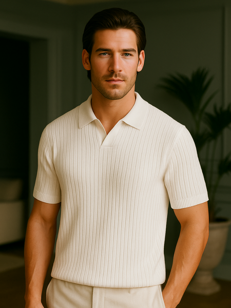 Tecido de malha premium com textura nervurada
Gola polo clássica com carcela aberta
Mangas curtas para um look casual refinado
Silhueta relaxada, mas estruturada