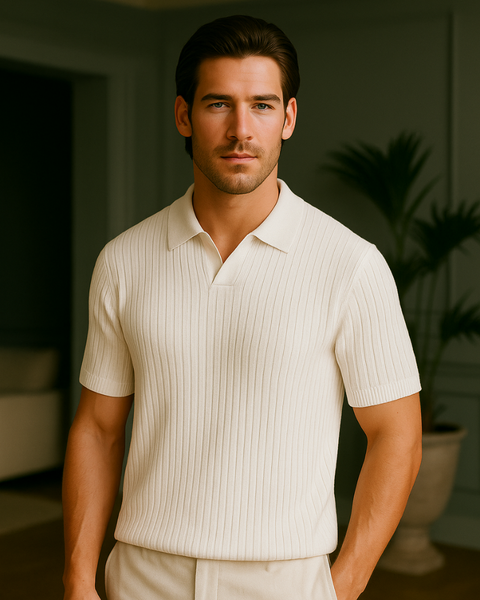 Tecido de malha premium com textura nervurada
Gola polo clássica com carcela aberta
Mangas curtas para um look casual refinado
Silhueta relaxada, mas estruturada