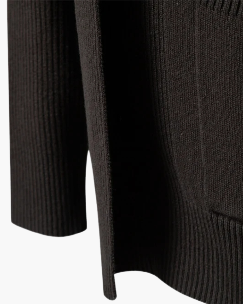 Detalhe do punho canelado ajustável, oferecendo conforto e estilo aristocrático em dias frios.