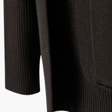 Detalhe do punho canelado ajustável, oferecendo conforto e estilo aristocrático em dias frios.