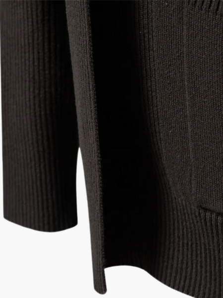 Detalhe do punho canelado ajustável, oferecendo conforto e estilo aristocrático em dias frios.