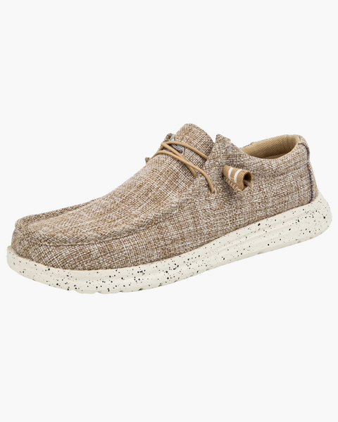 Tênis masculino moderno com acabamento sofisticado e toque leve para compor looks old money.