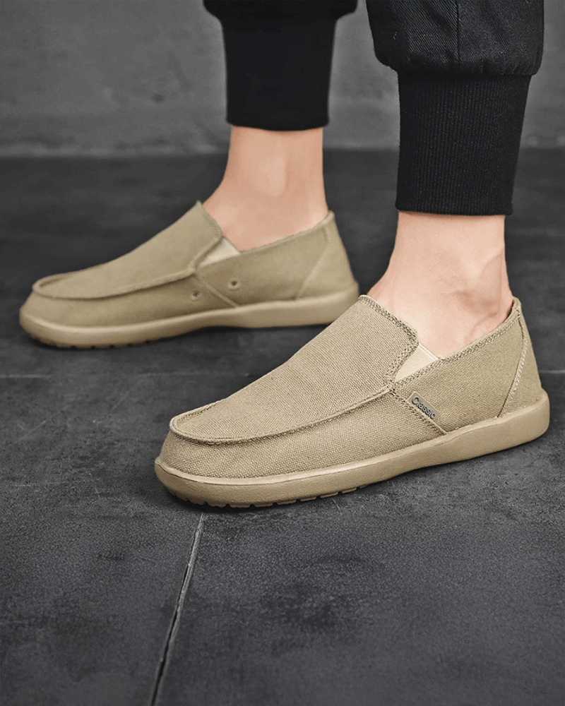Combinação de materiais leves, design clássico e elegância discreta fazem deste tênis a escolha ideal para homens exigentes.