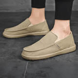 Combinação de materiais leves, design clássico e elegância discreta fazem deste tênis a escolha ideal para homens exigentes.