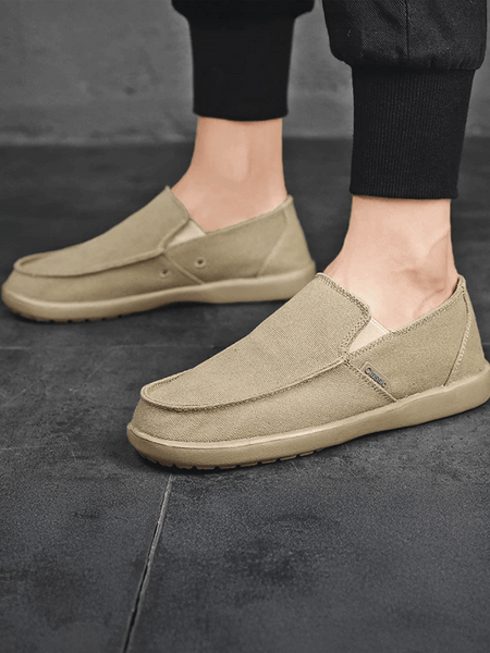 Combinação de materiais leves, design clássico e elegância discreta fazem deste tênis a escolha ideal para homens exigentes.