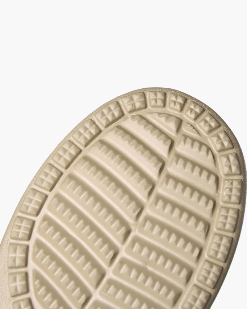Modelo slip-on azul marinho com costura contrastante, ideal para homens que apreciam sofisticação casual no estilo old money, casual, masculino, old money.