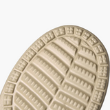 Modelo slip-on azul marinho com costura contrastante, ideal para homens que apreciam sofisticação casual no estilo old money, casual, masculino, old money.