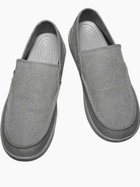 Modelo slip-on azul marinho com costura contrastante, ideal para homens que apreciam sofisticação casual no estilo old money.