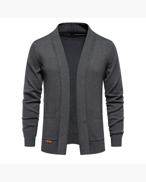 Parte traseira do cardigan masculino, com caimento ajustado e estilo refinado ideal para meia-estação.