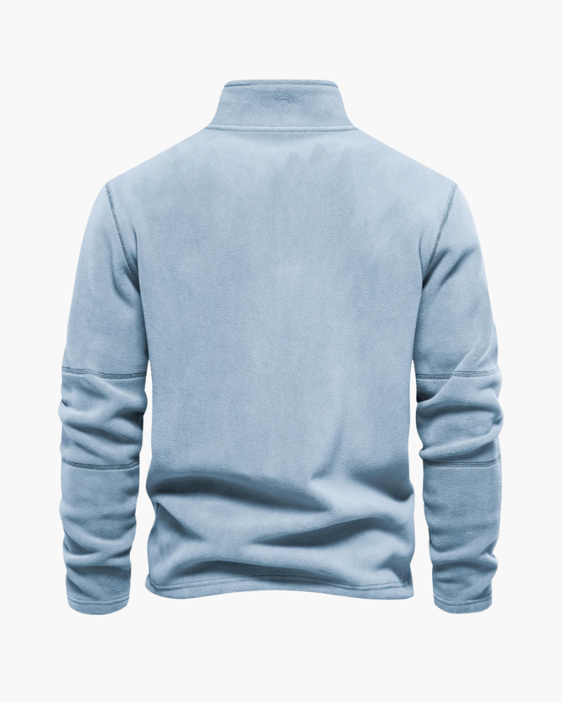 Frente do pulôver masculino com gola alta e zíper, referência ao estilo europeu casual.