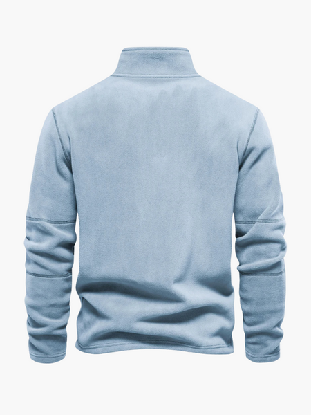 Frente do pulôver masculino com gola alta e zíper, referência ao estilo europeu casual.