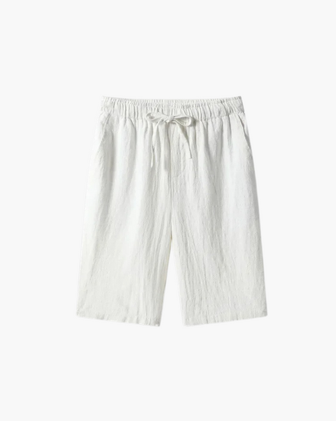 Calça curta masculina leve e elegante com toque natural.