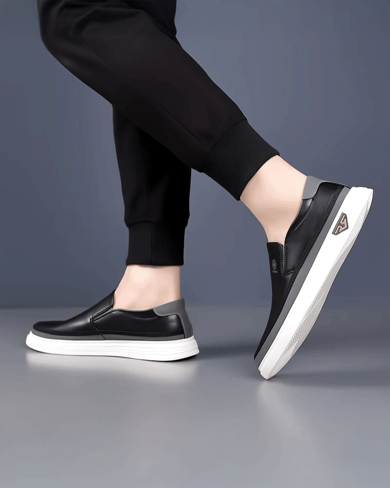 Mocassim artesanal com acabamento retrô e solado branco leve.
