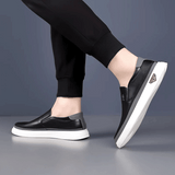 Mocassim artesanal com acabamento retrô e solado branco leve.