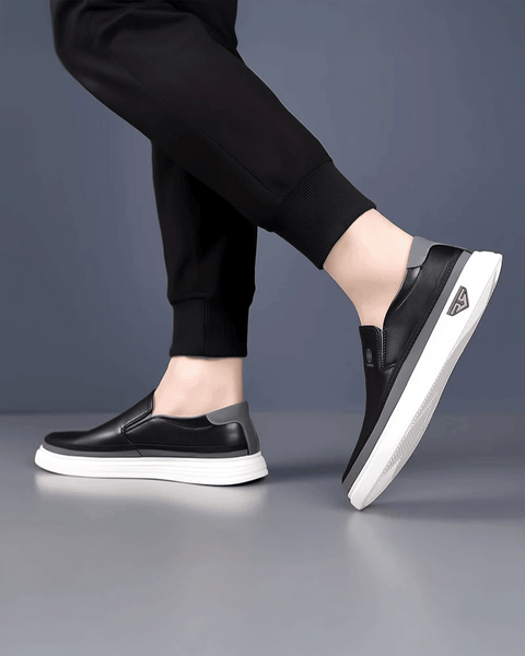 Mocassim artesanal com acabamento retrô e solado branco leve.