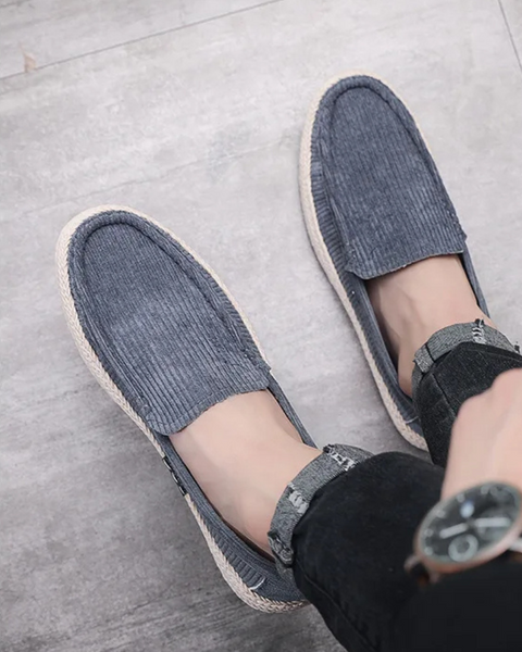 Sapato sem cadarço em veludo, ideal para looks refinados e casuais.