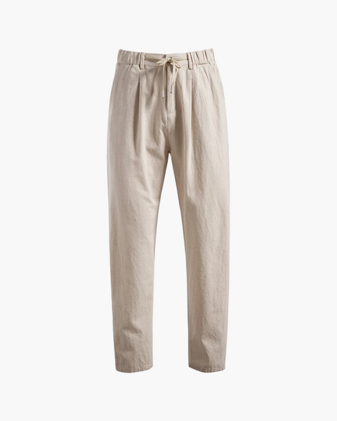 Calça com corte reto e bolsos laterais amplos.