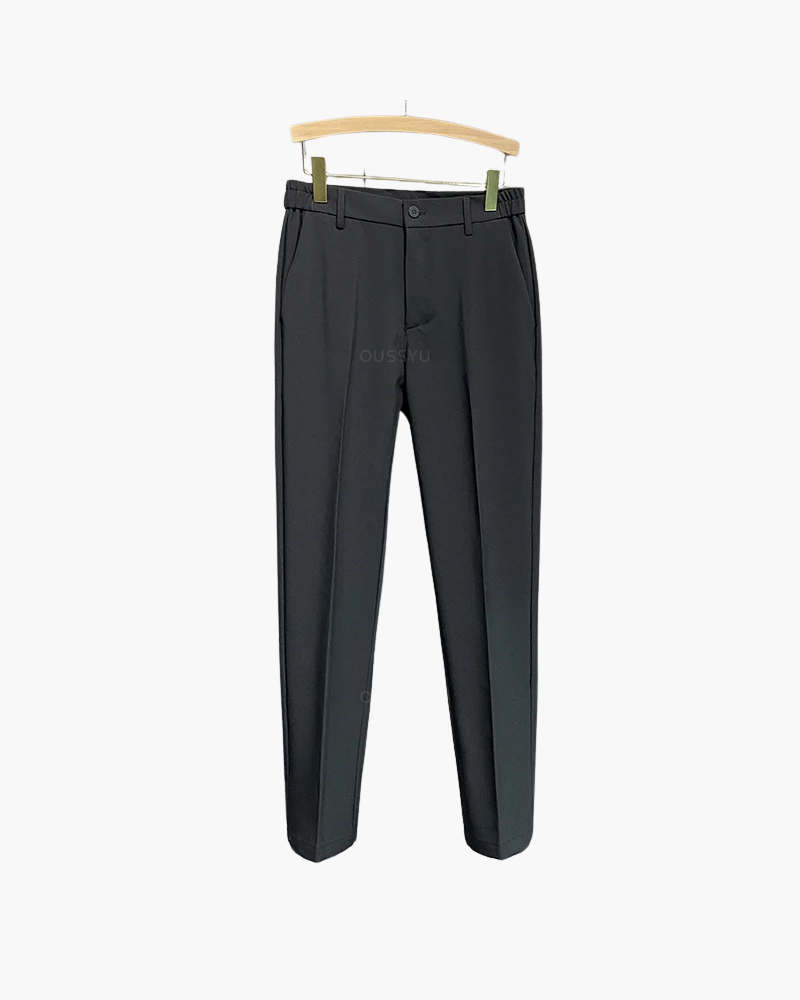 Calça masculina preta discreta com visual aristocrático e confortável.