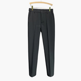 Calça masculina preta discreta com visual aristocrático e confortável.