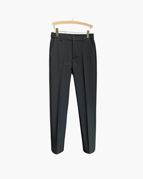 Calça masculina preta discreta com visual aristocrático e confortável.