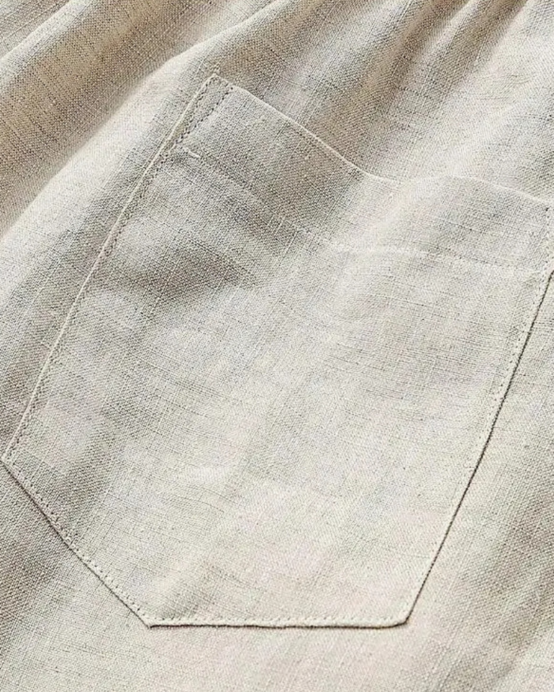 Calça com bolsos discretos e corte refinado.