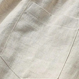 Calça com bolsos discretos e corte refinado.