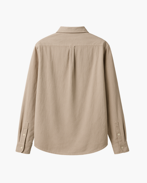 Vista parcial da camisa bege 2025 com corte aristocrático e minimalismo refinado.