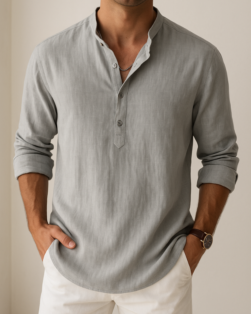 Camisa leve com estética refinada, ideal para praia ou passeio urbano com presença elegante e discreta.