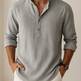 Camisa leve com estética refinada, ideal para praia ou passeio urbano com presença elegante e discreta.