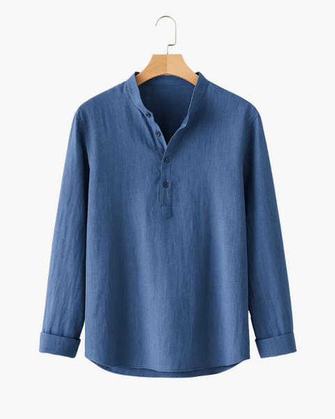 Peça versátil para o verão com gola henley, manga longa e estrutura minimalista, perfeita para estilo aristocrático.