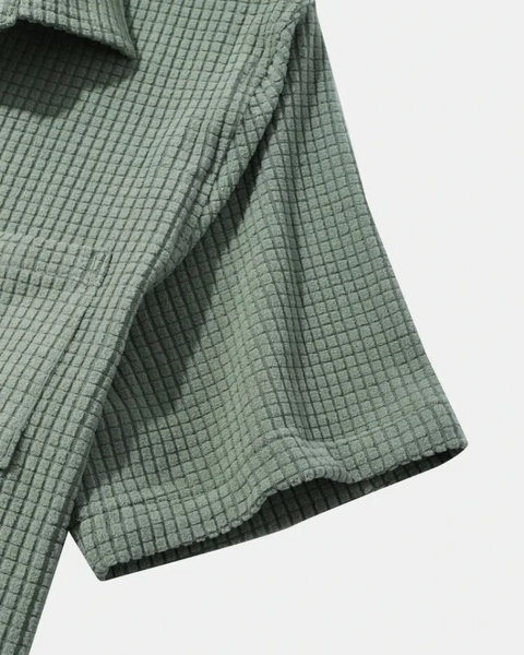 Camisa masculina verde com lapela clássica e corte reto.